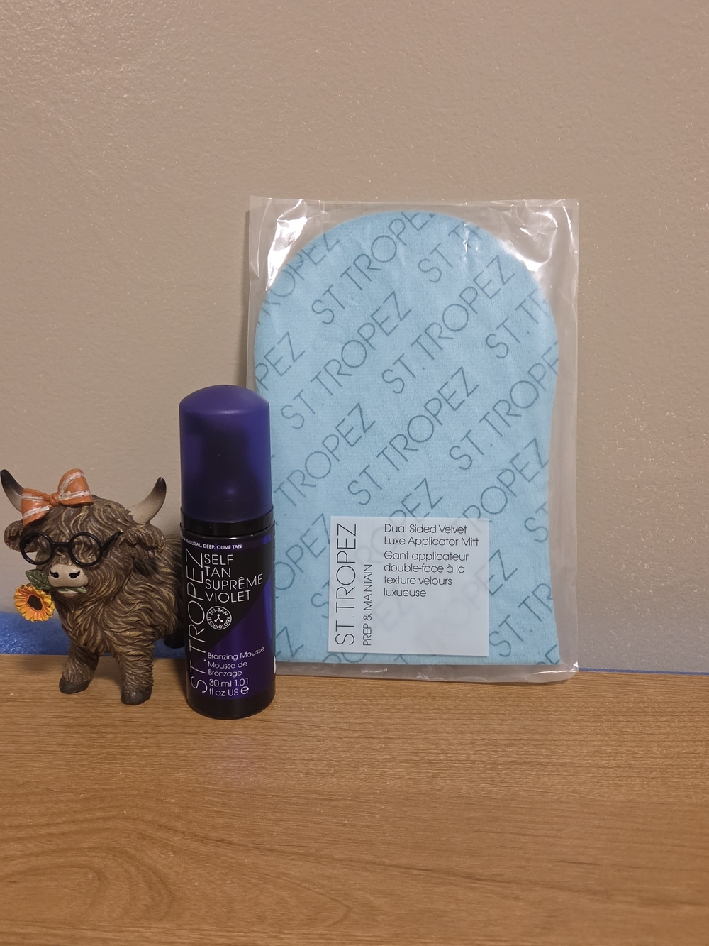 St. Tropez Violet Self Tan Mousse with Light Blue Applicator Mitt